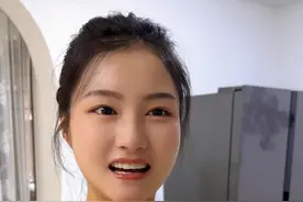 当我偷偷给家里转钱，被女朋友发现。视频封面