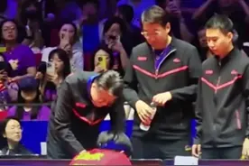 两天四战未失一局，全部3:0！王楚钦局间休息时突发低血糖，吃巧克力、喝饮料补充体力，“无论任何比赛，他都全力以赴拿下每一场胜利”。