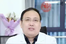 什么样的人容易得肝癌？ 一、病毒性肝炎感染者（最高危因素）： 慢性乙肝（HBV）患者，我国约80%~90% 肝癌与乙肝相关，感染者肝癌风险比常人高5~100倍37。病毒长期破坏肝细胞，导致肝硬化→肝癌的“三部曲”进程。 预防关键：新生儿接种乙肝疫苗；感染者定期查病毒载量、肝功能及肝癌标志物（如AFP） 丙肝（HCV）感染者，慢性丙肝20~30年后，20%~30% 会进展为肝硬化或肝癌。 无疫苗，但口服抗病毒药可治愈，需早筛早治。 二、长期肝损伤生活方式人群“” 酗酒者，酒精代谢产物乙醛直接损伤肝细胞DNA，引发脂肪肝→酒精性肝炎→肝硬化→肝癌。每日酒精摄入超40克（约100ml白酒）风险显著上升。 非酒精性脂肪肝（NASH）患者，肥胖、糖尿病导致的脂肪肝，可能进展为肝炎、肝硬化。我国超30%成人患脂肪肝，需警惕代谢综合征。控制体重、血糖是核心预防手段。 饮食污染暴露者，黄曲霉毒素（霉变花生、玉米等）是强致癌物，破坏肝细胞基因。水源污染（如蓝绿藻毒素）与肝癌高发相关，尤其农村沟塘水地区。 三、其他高危人群 肝硬化患者，无论病因（肝炎、酒精等），肝硬化患者肝癌年发病率达1%~8%。需每3~6个月筛查超声+AFP。 家族遗传倾向者，直系亲属患肝癌，个体风险增2~3倍，可能与遗传易感基因或共同环境（如乙肝母婴传播）相关。 40岁以上男性，男性发病率是女性2~3倍，年龄增长叠加慢性肝病，风险显著上升。 四、早筛与预防措施 筛查建议（高危人群）：每6个月：肝脏超声 + 血清甲胎蛋白（AFP），必要时加查异常凝血酶原（PIVKA-II）或增强CT/MRI。 一级预防： 接种乙肝疫苗；避免共用针具、不洁纹身（防丙肝）； 戒烟限酒（酒精男性≤25g/日，女性≤15g/日）； 禁食霉变食物，厨房用具定期消毒防霉； 控制体重（BMI<24）、管理血糖；