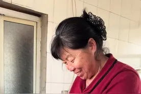 【海带饭包】 老妈做的海带饭包，鲜嫩的海带裹着二米老妈做的海带饭包，鲜嫩海带裹着二米饭，搭配着花生米和土豆泥，吃的太过瘾了#农村美食 #记录生活 #海带饭包 #农村生活视频封面