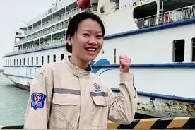 00后女孩掌舵万吨轮船，又美又飒 妇女节带你领略航运巾帼风采#致敬了不起的她 #三八妇女节视频封面