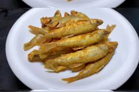 炸小鱼，到底放面粉还是淀粉，教你正确做法，金黄酥脆放凉不回软 #炸小鱼 #家常菜 #简单美食视频封面