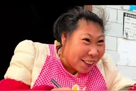 不管自己儿女怎么样，父母都会担心自己儿女，燕琴停留在了那个懵懂的世界里，没有上过一天学，也许是环境的改变，燕琴尽会握笔和找本子，虽然不会写字，但是这是一种对燕琴能够学得了东西的肯定#记录真实生活 #生活 @DOU+小助手