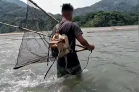 小哥自制的新能源捕鱼神器 很可以就搞到了些小虾米视频封面