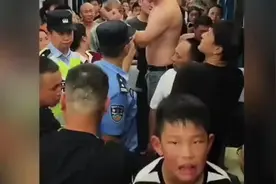 K1373列车不和谐的一幕！半路停靠车厢闷热，有人破窗引发矛盾