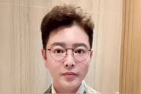 会车起争执，奔驰司机“亮证”逼对方让路！#抖音热评 #亮证姐 #会车亮证