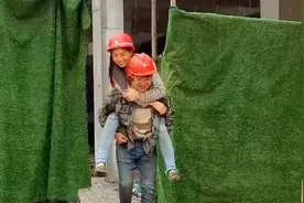 90后夫妻工地苦中作乐，改编流行歌曲，唱出农民工的心声！