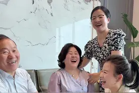 今年是爸爸妈妈携手走过的第40个年头，他们40年如一日风风雨雨，相濡以沫，乐观开朗，不仅给了我们有爱温暖的怀抱，更是我们一直学习的榜样。爸妈时常和我们说那个年代条件艰苦，一定要好好珍惜现在的生活，珍惜身边的人。今天我和姐姐要给我们最亲爱的爸爸妈妈买一对戒指💍，弥补上他们心里的遗憾，也是对他们40年婚姻美好的祝福。#记录真实生活  #日常vlog #小棉袄 #家庭 #您养我们长大我们陪您到老视频封面