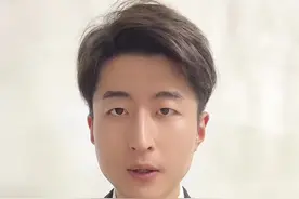 太危险了！女孩边充电边玩手机被电 #女孩边充电边玩手机突然被电#家庭#安全视频封面
