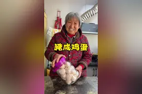 无水腌鸡蛋出沙流油的做法 老妈给大家分享一个无水腌咸鸡蛋的方法，腌出来不会齁咸，个个出沙流油#腌鸡蛋#把家乡的味道分享给大家 #腌鸡蛋怎么腌的流油好吃