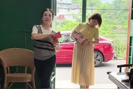 这辈子是女儿，是妻子，是妈妈以及太多的角色，终于理解了“为母则刚”的意义，母亲节快到了，承蒙岁月不弃，感恩一切给予，愿岁月温柔以待！提前祝天下所有妈妈节日快乐[玫瑰]@大伯母 @伍紫芳客家媳妇小伍7号早8佳丽斯高端家纺 @小姑来了（客家媳妇小伍7号佳丽斯家纺）视频封面