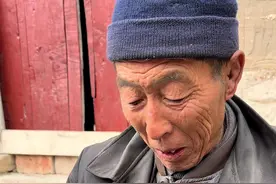 大爷独自在山顶上生活了六十多年，本以为他是喜欢山上安静的生活，最后红着眼眶对我们重复说那句话才知道，大爷内心渴望的是什么#乡村守护人视频封面