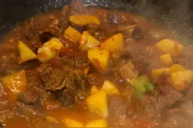 番茄土豆炖牛肉，像我这样做跟豆腐一样嫩，营养丰富，汤汁拌饭也能吃三碗#牛肋条 #土豆炖牛肉