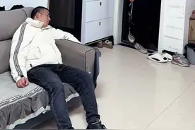 爸爸喝醉酒睡在沙发上。儿子贴心照顾，这一辈子再苦再累都值得！#皮夹克也温暖#温馨画面#记录真实生活 #懂事的孩子视频封面