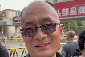 6月9日，山东济南。当英语老师的父亲在考场外等候孩子，考前第一次被儿子问英语题怎么做，“一直在等他问 教育是陪伴”#2025高考视频封面