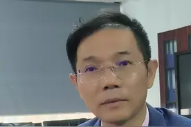 我算了一下，按照一天一万，三个人，如果两年，就要2000多万，第一被告人可能是承受不起，所以要下si手检举第二被告人。达成另一种交易。 #法律咨询 #李圣律师 