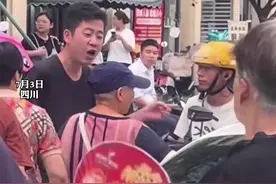 小孩冲出马路差点与外卖小哥相撞 家长想要讹外卖小哥 黑衣男子仗义直言 “你要讹钱一分钱都讹不到 这事我管了”
