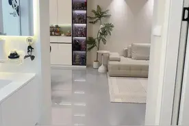 普通人的家，没有什么特别的，就是特别舒服 800×800浅灰色亮光砖全屋通铺，多乐士浅沙色乳胶漆全屋通刷。再搭配双眼皮边吊，简约耐看不易过时#一镜到底 #客厅搭配 #去茶几化设计 #家的样子 #温馨的小窝