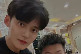 这位是世界冠军赵心童的御用发型师吴明般，从18年开始，只要杨心童在国内，便会找到他修剪发型，您所看到的杨心童2025年世锦赛夺冠发型，便是出自于他之手！和所有顶级运动员一样，发型一直是运动员非常注重的一个点，一款好的发型可以帮助运动员建立信心！赵心童有重大赛事，都会找到他打造出帅气的发型！     5月8号傍晚，赵心童回到深圳后，5月9号早上六点，便预约了他的御用发型师，为他量身打造发型！以便以最好的状态出席活动！#赵心童 #赵心童夺得英锦赛冠军 #美业