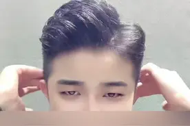 回家过年就要偷偷的打扮自己，然后惊艳所有人～#男生发型打理技巧 #侧背头 #男生发型 #简单好看发型 #头型得支棱起来