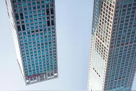 我仿佛看到了盗梦空间里的颠倒世界 在北京国贸附近通过商店周边顶部的镜面反射就可以轻松拍到颠倒世界，这个夹角处恰好有两座高楼，微调位置就能很好的结合人物啦，详细机位呈上仅供参考。#机位天才已就位  #跟着影视剧打卡一座城  #构图技巧  #可颂摄影艺术家驻地计划  #摄影师