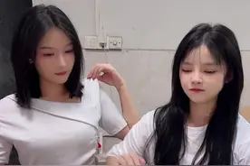 趣味游戏梦幻炸金花 没牌你们就投不要炸鸡@沙雕表妹  #扑克牌的各种玩法 #视频纯属娱乐请勿模仿 #扑克牌的各种玩法 #沙雕女孩欢乐多 #意想不到的结局视频封面