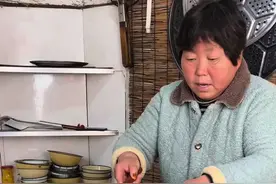 婆婆自己在家给孩子做的酱香饼，酱味十足，比卖的还好吃#我的乡村生活 #新农人计划2025 #乡村振兴 #农村生活 #农村美食