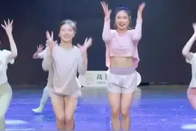 战旗团队祝大家除夕快乐 这样的春节节目表演大家喜欢吗？太精彩了！#活力四射 #最炫民族风#台上一分钟台下十年功 #气氛搞起来 #祝大家新年快乐身体健康万事如意