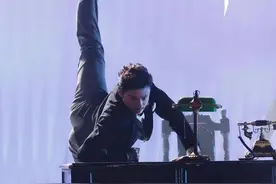 舞剧《海的一半》“全员会飞” 直击❗️西装谢幕单人focus 🎩 来看看【南侨天团】的实力🔥 📍4.15  厦门嘉庚大剧院 我们相约不见不散⭐️ #舞剧海的一半 #中国东方演艺集团视频封面