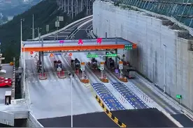 谁说告诉调头只有贵州有？我们重庆到处都是！#安来高速 #悬崖高速  #伟大的工程 #高速调头