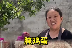 上一坛咸鸡蛋刚吃完，今天又要腌一坛续上了，腌好以后密封一个月左右，个个出沙还流油#腌鸡蛋 #真材实料好味道 #分享下我的乡村生活  #这一口才是烟火的味道 #夏日下饭菜get