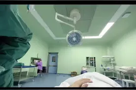 8分钟超快顺产！分享我的顺产发力经验。 希望大家不要再被恐怖顺产经历吓到了！ 真的没那么可怕！！我8分钟就生完了，无侧切无撕裂，生完就可以正常上厕所了，还下床坐着吃了夜宵🥣 🤰🏻从我怀孕就开始坚定顺产，所以孕期也有在做一些帮助顺产的运动，例如跟着手机G动app做凯格尔运 动，锻炼盆底肌，增强盆底肌肌力，控制体重，孕晚期喝覆盆子茶软化宫颈，我觉得这些对顺产都有帮助💪⭐第一产程：从规律宫缩阵痛到十指开全大概用了4个小时 ⭐第二产程：像开了外挂一样，就用了三四次宫缩，每次发三次左右的力，宝宝就放在我胸前了，全程0痛感，生完我还觉得不可思议这也太快了😁第二产程这么快，也是由于我孕期一直坚持做凯格尔运动的原因，也没有出现侧切撕裂的问题 和大家分享我顺产的发力经验，没有很复杂的理论，纯粹是我个人的感受 ✅胎头前的发力方法： 宫缩来的时候，深吸一口气，然后憋住，收紧下巴，把意念集中在肚子，拉住产床两侧的发力点，把两个腿开大，用核心向下憋气发力，不要发出声音（会泻力)坚持十秒左右，然后放松再重复一次，一个宫缩大概可以发力2-3次，没有宫缩的时候就休息，准备好下次发力！ ✅胎头出来后的发力方法 头出来以后，就不能再像之前一样用全力了，不然很容易过猛撕裂，这个时候要认真听助产士的安排，快速哈气，或者像吹蜡烛一样呼吸，宫缩来的时候宝宝会自己慢慢的被宫缩推出来❗ ⚠️产程一定要配合医生，争取尽快生产，时间拖得越久会越累，宝宝的头也会被挤压变形。对身体的损伤也越大，这就是为什么有些人顺产后会很松弛恢复慢，有些影响不那么大的关键。 ⭐整个过程是真的没有痛感，我也没有大家说的大便的感觉，因为我能清晰的感觉到宝宝是从yd出来的，所以我发力都集中在前面，这也是我能很快顺产的原因！全场的医护都夸我是教科书级别的发力哈哈😄 最后希望大家都顺利生产~ #顺产 #产房 #无痛分娩 #超快顺产 #只有宝妈才懂吧