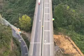 修路时为什么不直接推平这座山，推平不是更快，成本更低吗？为何要修成隧道，你知道其中的原因吗？#高速公路 #隧道工程 #航拍 #度假康养in贵州 #内容启发搜索