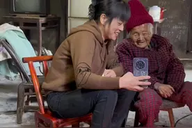 和婆婆讨论和嗲嗲滴感情历史，我就问哈……姑娘们，你们对你们的现在满意吗😀#记录真实生活 #祖孙情视频封面