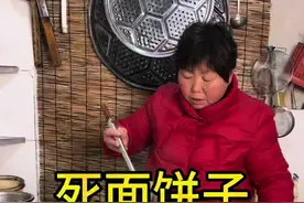 婆婆今天做的死面饼子，软香劲道，配上鸡蛋蒜，实在是太好吃了#我的乡村生活#农村生活#农村美食#乡村振兴#新农人计划2025