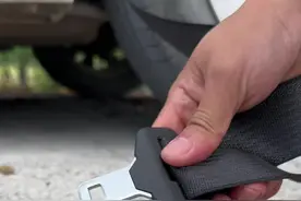 车子出现了抛锚 ，可以利用安全带，套在肩膀上帮助我们推动车辆 ##汽车知识分享