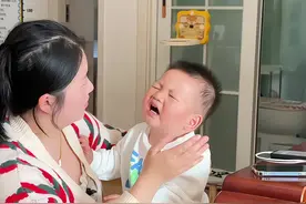 大侄子又被姑姑教训，保护伞来了，侄子的做法绝了#人类幼崽迷惑行为大赏 #90后带娃 #猪咪佑