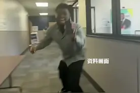 据江苏经济报23日报道，虽然TikTok已经在#美国 恢复了服务，但是依旧没有在苹果、谷歌应用商店上架供用户下载。一些人开始在美国电商平台上销售已装有该APP的二手设备，售价高达5万美元(约合36万元人民币)。#国际版抖音 #tiktok