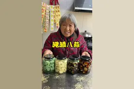 腌腊八蒜快速变绿的方法 老妈腌的腊八蒜做法特别简单，有三天就变绿了#腊八蒜#农村美食