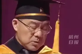 #上戏毕业典礼院长讲话太有梗 网友：去上脱口秀吧，能走到半决赛。院长将学生们的毕业心愿“公开处刑”。#上戏 #毕业