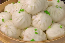 每天不知道吃什么做什么，那就试试这个蓬松柔软还透着小油皮的小笼包吧～#小笼包#面食#包子视频封面