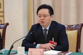 （剪辑 王相宜）2月22日，山东省工业和信息化厅网站更新领导信息，陈飞已任山东省工业和信息化厅党组书记。 公开资料显示，陈飞，男，汉族，1975年1月生，在职研究生，法学博士，中共党员。 履新山东省工业和信息化厅党组书记前，他担任山东省商务厅党组书记、厅长，山东自贸办主任。 #人事 #任命 #履新 #山东 （来源 山东省工业和信息化厅网站）视频封面