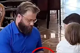 国外商场暖心故事，男人帮助女人和孩子 #国外视频分享 #带你看世界 #意想不到的结局视频封面