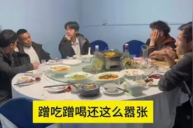 请朋友吃饭，结果朋友带了一帮陌生人来蹭吃蹭喝，结果没人买单视频封面