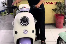 不同地区的电动车国补流程有所差异，以茂名市2025年电动自行车以旧换新国补申请为例，其流程如下：  1. 下载“建行生活”APP，同步授权打开定位权限，切换定位到【茂名】。  2. 点击【我的】-【点击登录】输入手机号码，获取验证码登录。登录后进入【我的】-点击人物图标-【账户与安全】-【实名认证】，输入名字、身份证号码，进行刷脸识别完成实名认证。  3. 实名认证成功后，返回【精选】，进入活动页面【茂名市2025年电动自行车以旧换新】，下滑活动页面，点击【立即报名】，录入补贴申请资料。  4. 先录入基础信息后点击“提交”，再录入收旧信息后点击“提交”，最后录入购新信息后点击“提交”。  5. 在主界面查看审核状态，如为“审核通过”，代表申请材料已经第三方评审机构初审通过，待市商务局完善后续程序后，补贴会按程序拨付至消费者指定银行账户。  另外，广州市的消费者需要将相关资料提交到“电车专家服务端”小程序，生成广州市报废电动自行车回收证明后，再进入“穗易行”小程序提取回收证明，按要求填报信息、上传资料，待资料复审通过后即可获得补贴。建议你查询当地具体的电动车国补政策和申请流程，以便准确申请补贴。#电动车以旧换新 #电动车国补#电动车