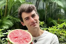 在中国最幸福的事就是吃西瓜，澳大利亚一个西瓜近200元 #宅家星人必备的清凉好物 #中国端午的仪式感 #好好吃饭大赛 #六一生活节 #六一做一天快乐大小孩
