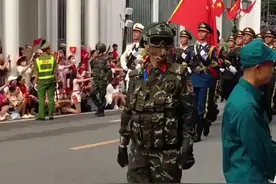 看这个视频，走在边上的越南士兵，才知道仪仗队是真的高。#越南 #内容启发搜索