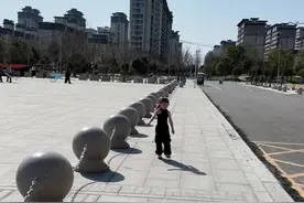 #无限回购的宝藏单品 #无忧无虑的年纪 #永远会被萌娃的笑容治愈 #超有镜头感的小女孩 #凤凰骑客儿童自行车视频封面