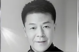 他最为人熟知的是为97版《天龙八部》乔峰配音，他的声音与黄日华的表演完美契合，塑造了无人超越的侠义形象。黄河老师不仅是乔峰的“声音”，从《笑傲江湖》的东方不败到《射雕英雄传》的杨康，他一人驾驭正邪、老少多种角色，他曾说配音是“让角色从声音里长出来”，这份专注与热爱成就了无数经典。黄河老师用声音赋予了角色灵魂，虽幕后无声，却震撼人心。愿经典永存，英雄一路走好。#黄河#配音演员#致敬#一路走好#幕后英雄