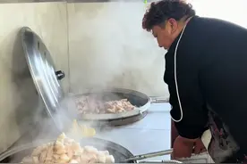杀完猪还有一件大事就是靠猪油，用猪肥膘靠了一半缸猪油，围着锅边吃油脂了#记录真实生活 #农村生活 #猪油视频封面